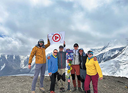 ЗНАМЯ МИРА НА ПИКЕ ЮХИНА