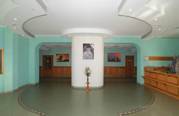 Портрет Н.К. Рериха в фойе Музея Николая Рериха в Новосибирске